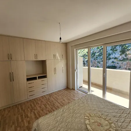 Luxurious Double In アパート Shëngjin